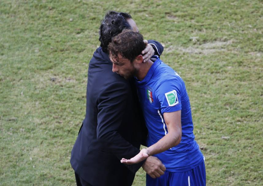 Prandelli abbraccia il suo giocatore (Action Images)